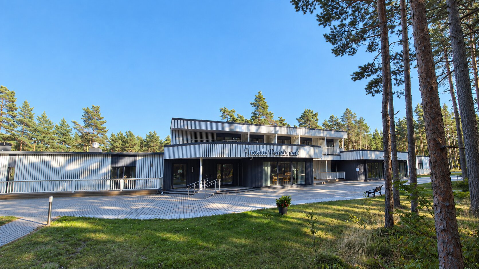 Ihasalu Pansionaadi hoone männimetsa ääres